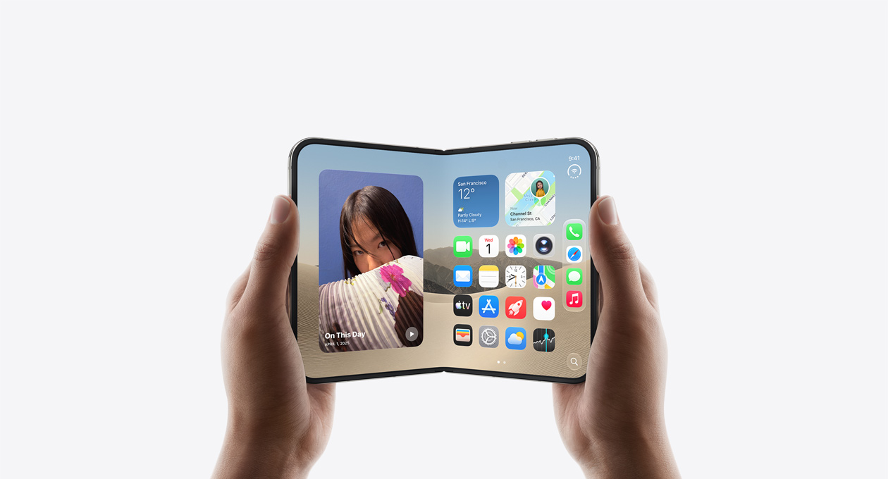 Trzymany w dwóch dłoniach otwarty iPhone Duo w kolorze gwiezdnej bieli w układzie poziomym, ekran główny iOS, po lewej zdjęcia, po prawej aplikacje