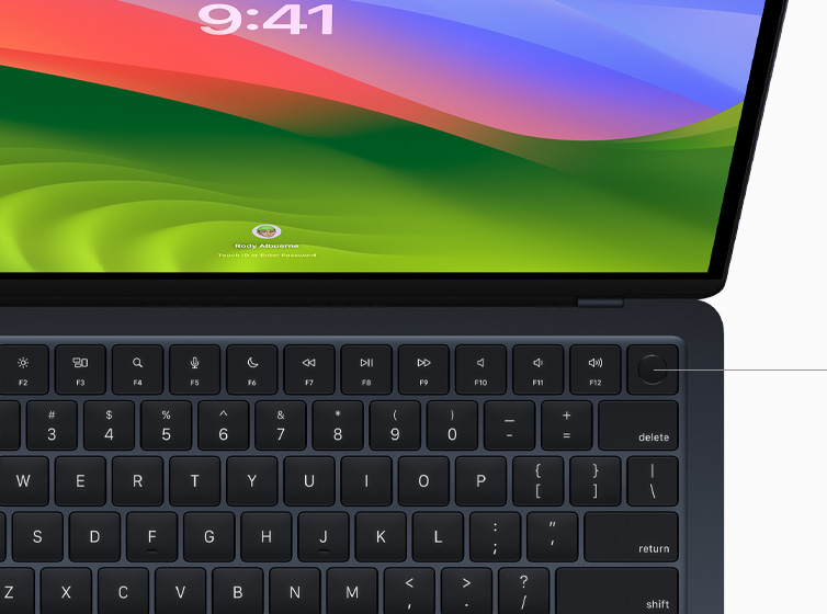 Widok z góry na MacBooka Air przedstawiający obsługę funkcji Apple Pay za pomocą czytnika Touch ID i klawiatury Magic Keyboard.