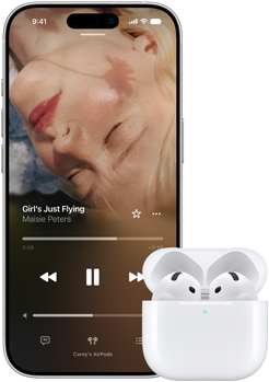 iPhone lângă AirPods în carcasa de încărcare, carcasa este deschisă