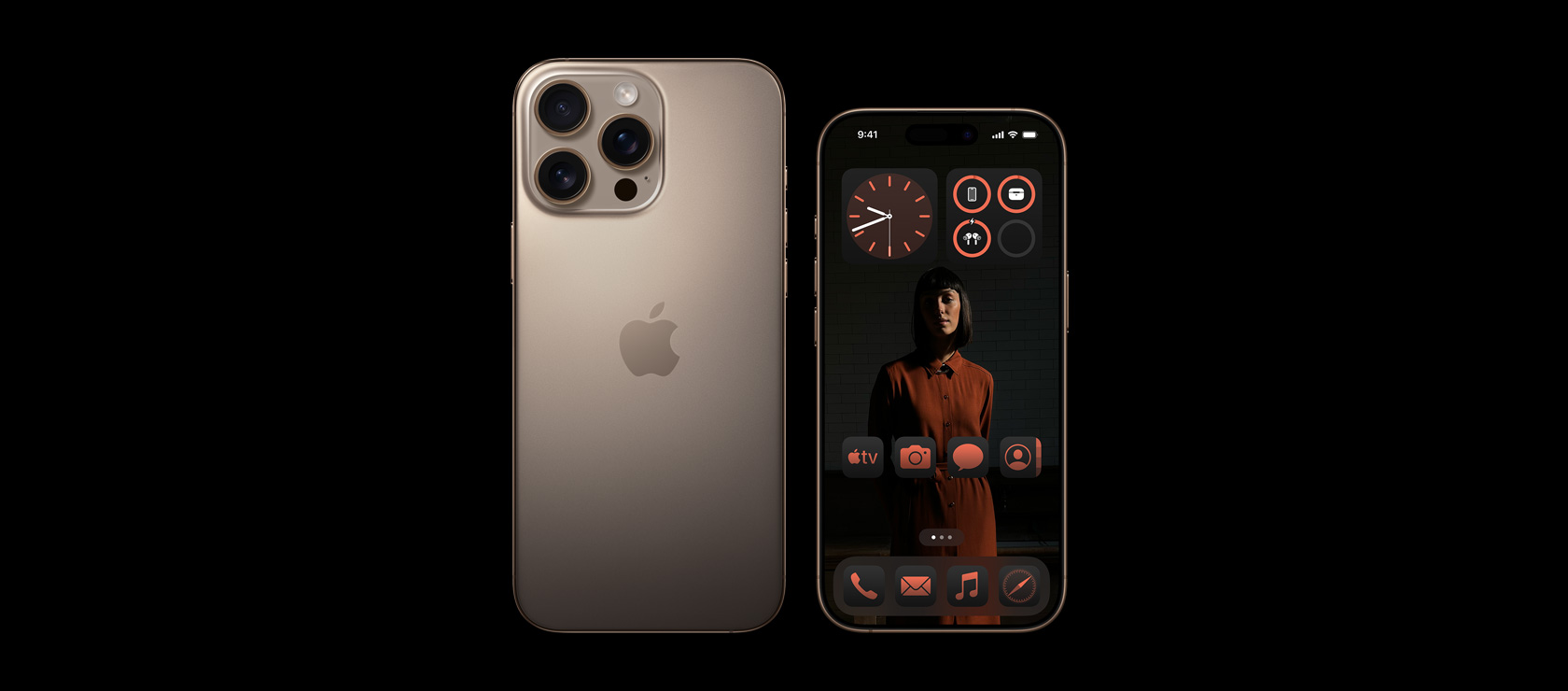 Vedere frontala a unui iPhone 16 Pro Max de 6,9 inchi si vedere posterioara a unui iPhone 16 Pro de 6,3 inchi pe Titan desertic