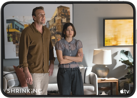 iPhone Duo, deschis în poziție orizontală, pe ecran rulează serialul Apple TV „Shrinking”