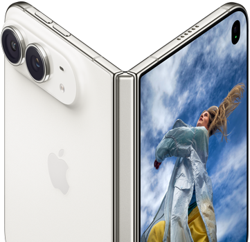 iPhone Duo, deschis parțial, ca o carte, cu mecanismul de balamale în centru, partea exterioară spate din stânga are un logo Apple și cameră duală, ecranul exterior din dreapta prezintă o fotografie portret cu o persoană cu păr blond