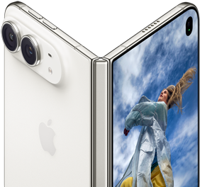 iPhone Duo, deschis parțial, ca o carte, cu mecanismul de balamale în centru, partea exterioară spate din stânga are un logo Apple și cameră duală, ecranul exterior din dreapta prezintă o fotografie portret cu o persoană cu păr blond