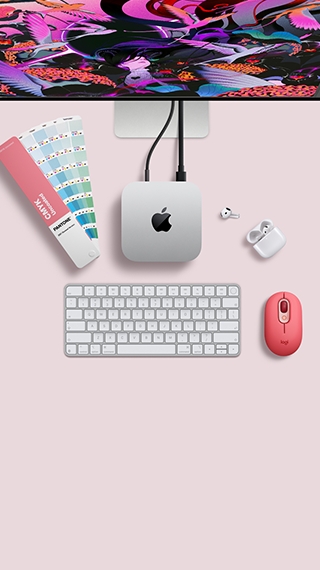 Mac mini, partea de sus, aluminiu argintiu, colțuri rotunjite, logo Apple negru lucios, centrat, conectat prin cablu, monitorul Studio Display parțial vizibil de sus, căștile AirPod 4, deschise, mostre de culoare Pantone și tastatură numerică și mouse