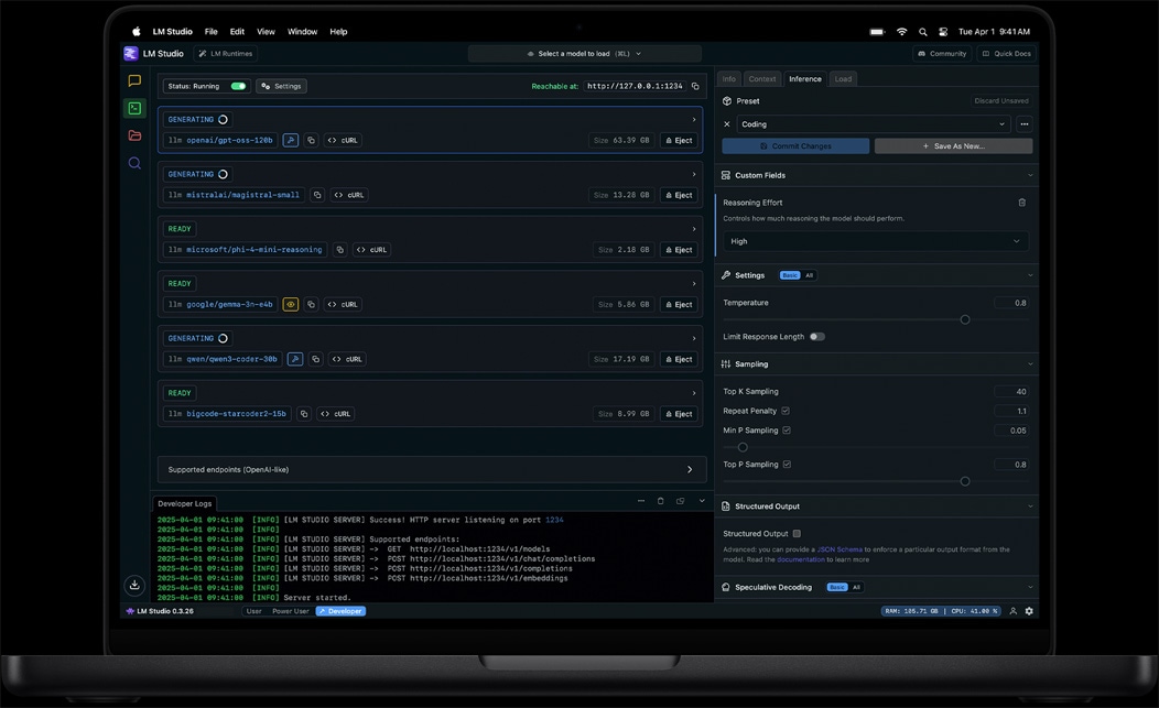 Ecranul MacBook Pro afișează aplicația LM Studio
