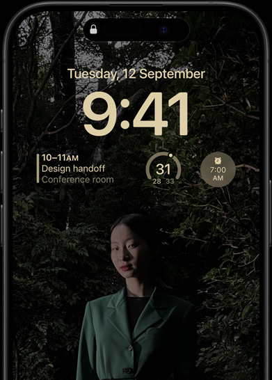 The Always-On display of iPhone 15 Pro showcasing a Lock Screen with a calendar widget, a weather widget and an alarm widget