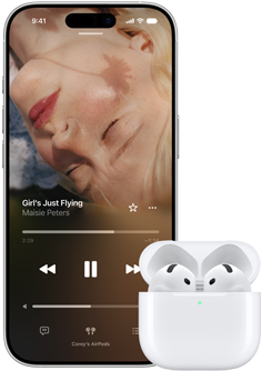 iPhone vedľa slúchadiel AirPods v nabíjacom puzdre, puzdro je otvorené
