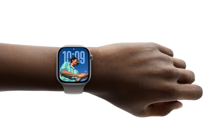 Osoba má na ruke Apple Watch Series 11 s ciferníkom Fotky
