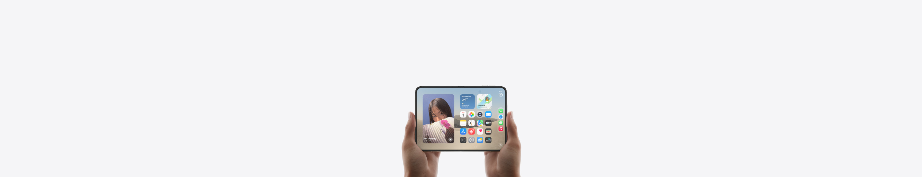 iPhone Duo, ถือโดยสองมือในแนวนอน, กางเปิดอยู่, จอภาพภายในแสดงหน้าจอโฮม