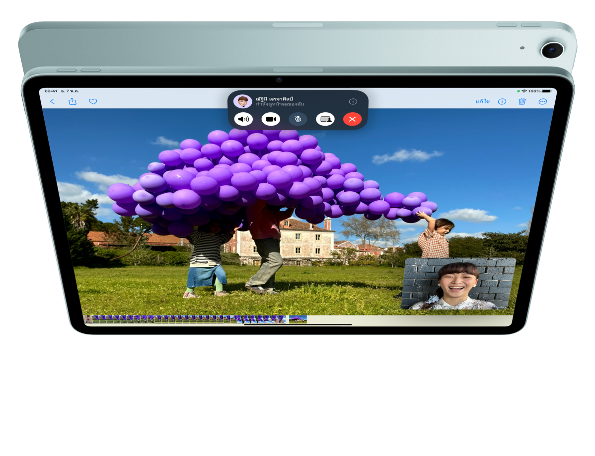 แอนิเมชั่นตัวเครื่องภายนอกด้านหน้าของ iPad Air โดยมีผู้ใช้กำลังคุย FaceTime และมองที่ภาพถ่าย อยู่หน้าตัวเครื่องภายนอกด้านหลังของ iPad Air อีกเครื่อง