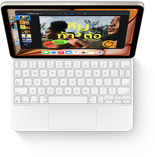 มุมมองจากบนลงล่างของ iPad Air ที่ติดเข้ากับ Magic Keyboard สีขาว
