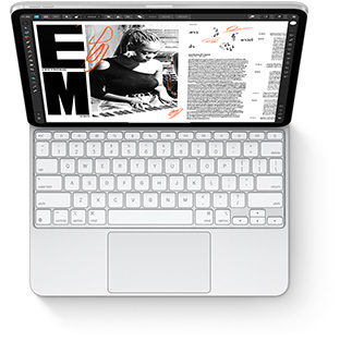 มุมมองจากบนลงล่างของ iPad Pro ที่ติดเข้ากับ Magic Keyboard สีขาวสำหรับ iPad Pro