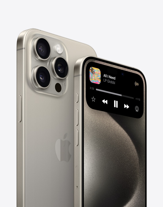 มุมมองด้านหลังแบบเอียงข้างและมุมมองด้านหน้าแบบเอียงข้างของ iPhone 15 Pro มุมมองด้านหน้าแบบเอียงข้างแสดงให้เห็น Dynamic Island ที่กำลังทำงาน