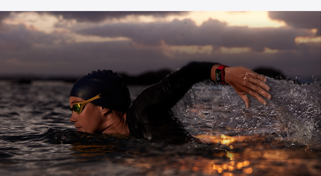 ผู้หญิงคนหนึ่งใส่ Apple Watch Series 9 ขณะว่ายน้ำกลางแจ้ง