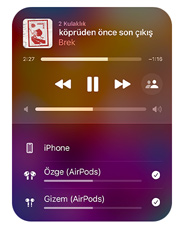 iPhone ekranındaki Apple Music arayüzü iki çift AirPods’un tek bir aygıttan aynı şarkıyı dinlediğini gösteriyor, iki çift AirPods’un da birbirinden farklı ses ayarları olduğu görülüyor.