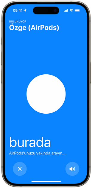 Görseldeki iPhone ekranında, Bul özelliği kullanılarak AirPods’un konumunu bulurken görünen mavi ekran ve iPhone’a göre AirPods’un konumunu belirten beyaz nokta görülüyor.