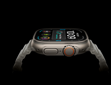 Apple Watch Ultra 4, yandan görünüm, titanyum kasa, gümüş rengi, dijital saat göstergesi, sağlık ve fitness ölçümleri, turuncu Digital Crown yan düğme