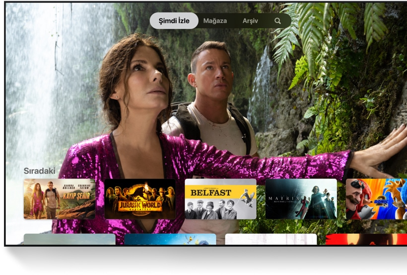 Düz ekran bir televizyon, Apple TV uygulamasının ana ekran arayüzünü gösteriyor.