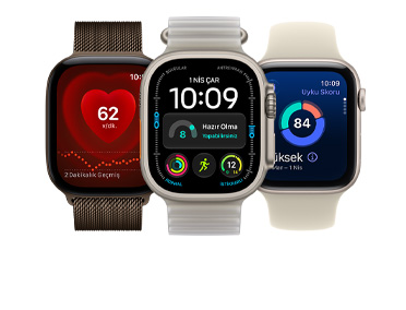 Üç adet Apple Watch aygıtı: Apple Watch Series 12, roze altın rengi, alüminyum kasa, Apple Music, çalma listesi kontrolleri, sağ dış görünüm, Digital Crown, bulut pembesi renk Spor Kordon, gümüş rengi pim mekanizma; Apple Watch Ultra 4, natürel renk, titanyum kasa, kenarlara kadar uzanan ekran, saatin üzerinde duran fotoğraf, sağ dış görünüm, Digital Crown, demir mavisi renk Ocean Kordon, silindirik floroelastomer kauçuk; Apple Watch SE 3, alüminyum kasa, gece yarısı renk, sağ dış görünüm, Digital Crown, gelişmiş Koşu (Dış) antrenmanı ölçümleri