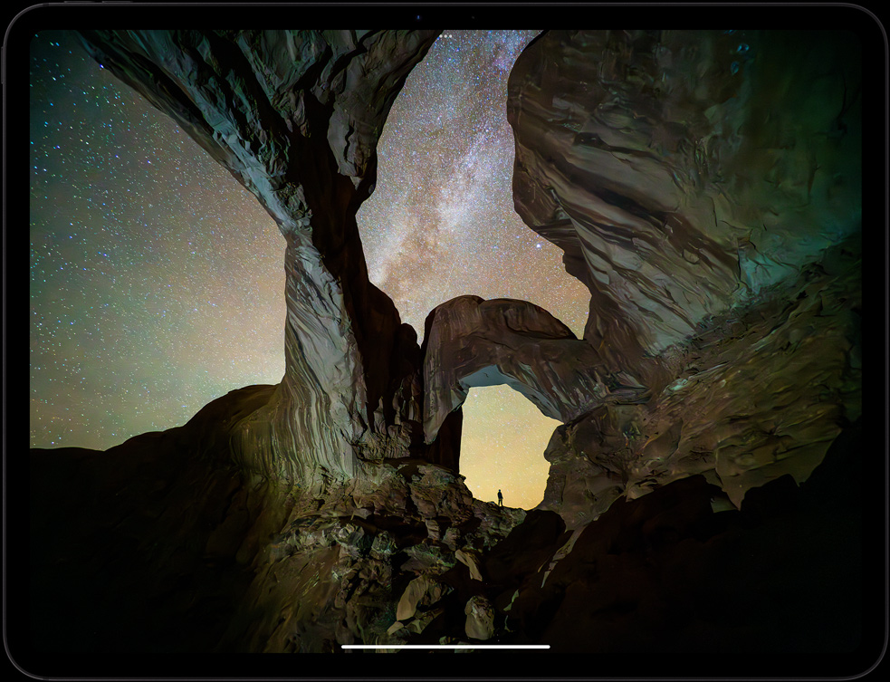 Yıldızlarla dolu bir gecede bir kanyon fotoğrafı görünen iPad Pro