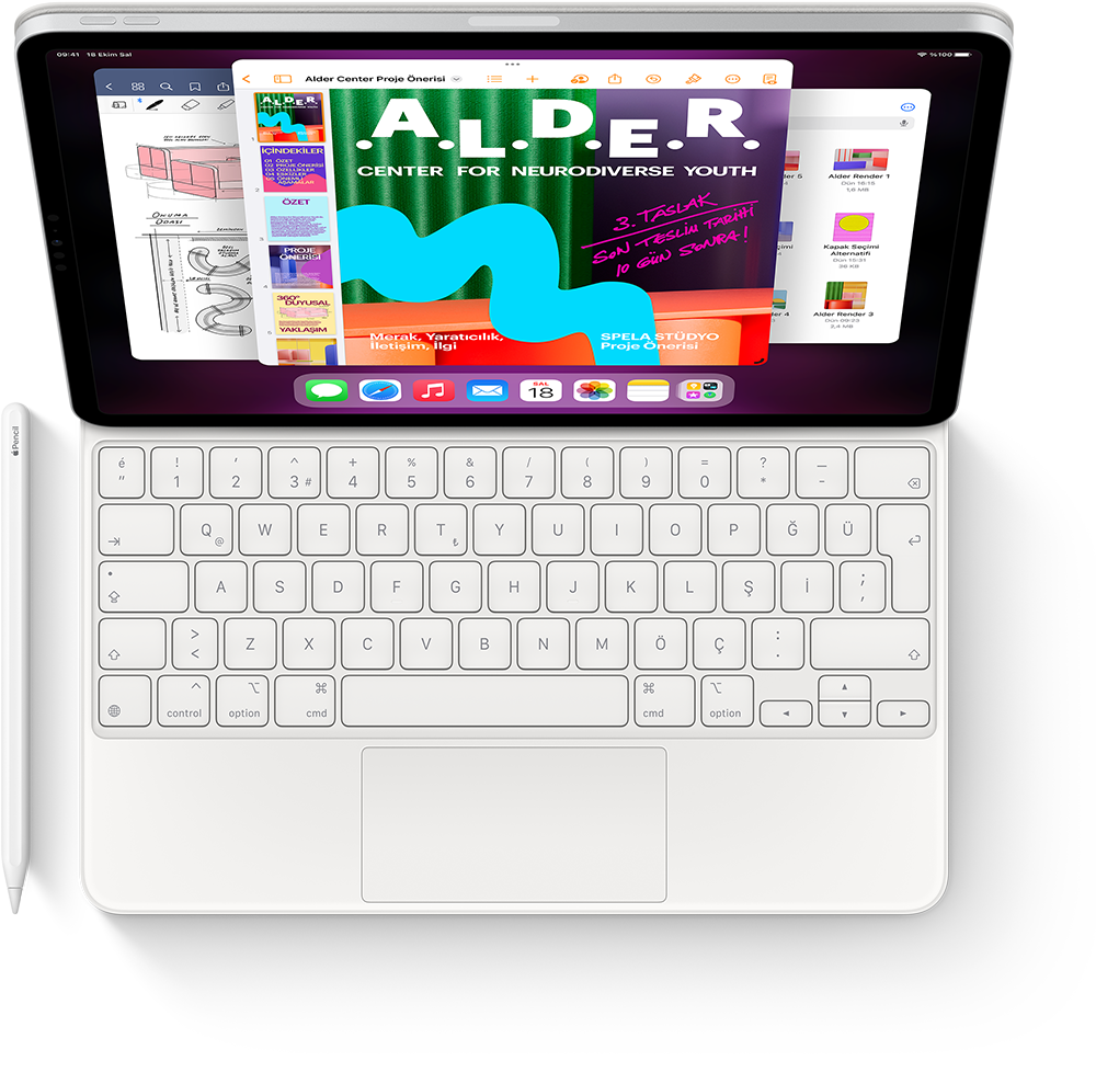 Magic Keyboard ve Apple Pencil ile birlikte, birden fazla uygulama açık halde Sahne Yöneticisi’ni görüntüleyen bir iPad Pro’nun üstten görünümü.