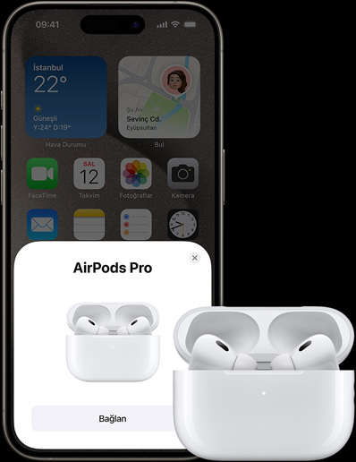 Airpods Pro’nun yanında duran ve müzik çalan iPhone 15 Pro