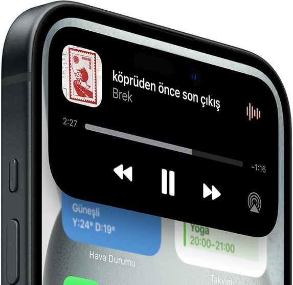 iPhone 15 ekranında görünen Dynamic Island’da oynatılan müzik bilgisi genişletilmiş bir şekilde gösteriliyor.
