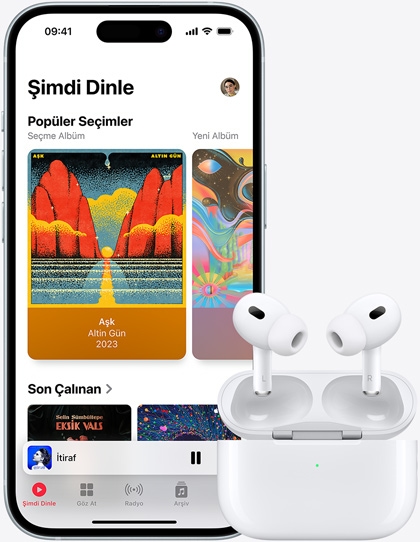 Airpods’un yanında duran ve müzik çalan iPhone 15