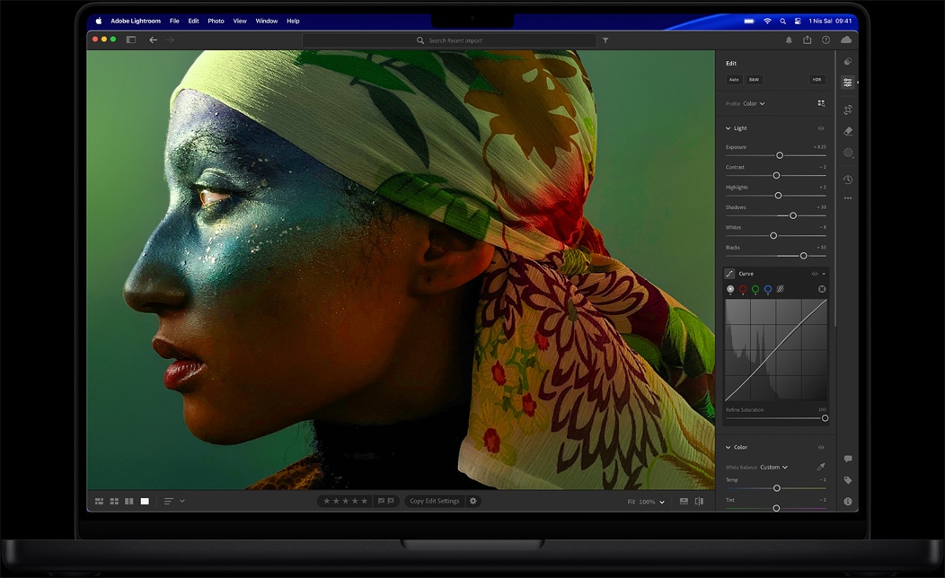 MacBook Pro ekranında, Adobe Lightroom’da düzenlenen bir kadın fotoğrafı gösteriliyor
