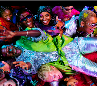Canlı Liquid Retina XDR ekranı gösteren, bir partide kalabalığın omuzları üzerinde taşınan bir kişinin görüldüğü rengarenk MacBook Pro ekranı