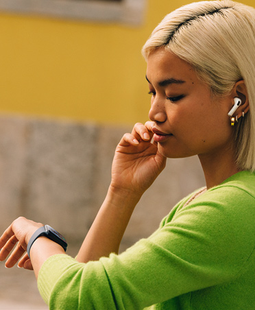 Apple Watch’una bakan bir kadın