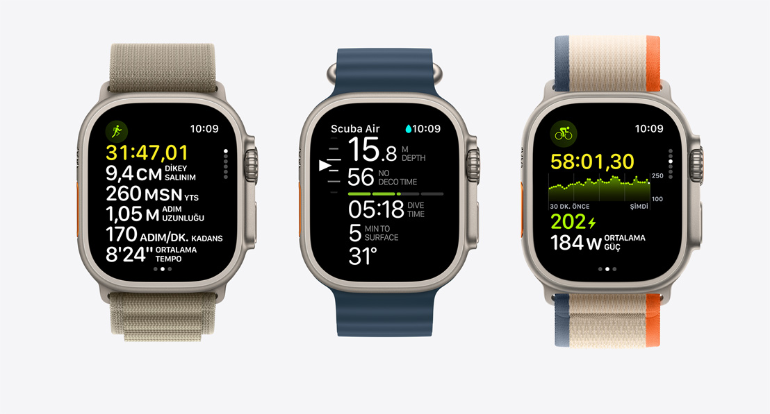 Üç adet Apple Watch Ultra 2. İlkinde koşu antrenmanı gösteriliyor. İkincide Oceanic+ uygulamasının tüplü dalış ekranı gösteriliyor. Üçüncüde bisiklet antrenmanı gösteriliyor.