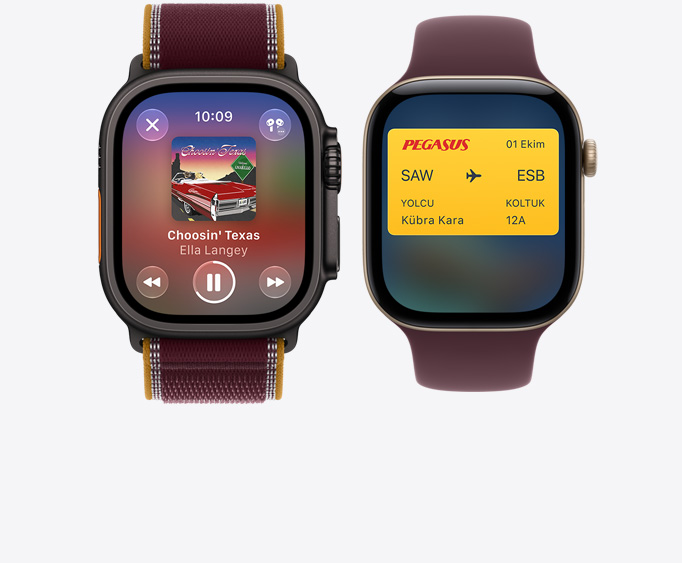 Apple Watch Ultra 4, titanyum kasa, siyah renk, Apple Music uygulaması, şu an çalınan ekranı, Trail Loop kordon, burgonya renk; Apple Watch Series 12, alüminyum kasa, uçuk altın rengi, Apple Cüzdan ekranı, Spor Loop kordon, burgonya renk