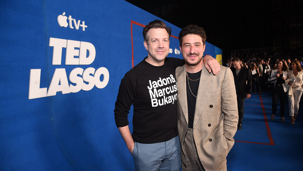 Jason Sudeikis y Marcus Mumford en el estreno de la segunda temporada de "Ted Lasso"