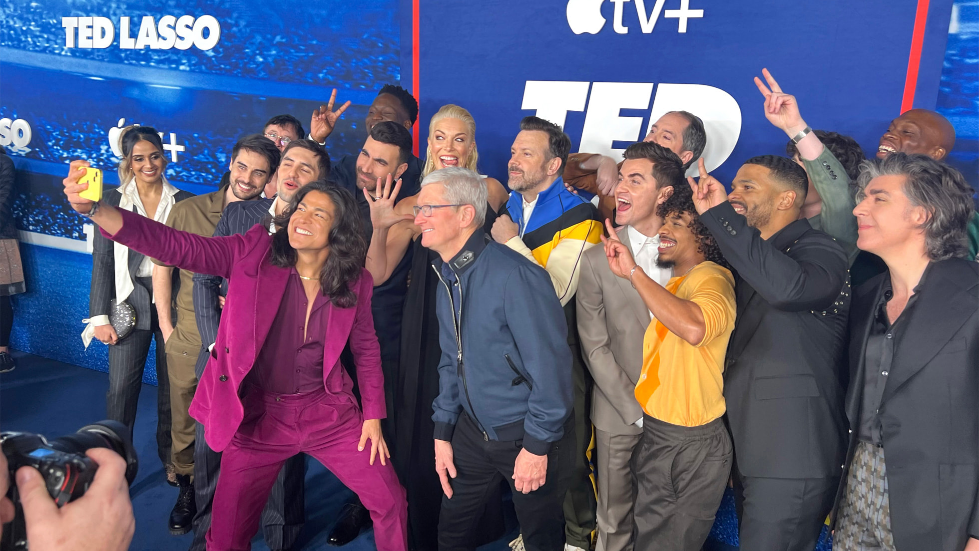Cristo Fernández, Tim Cook a obsadenie „Ted Lasso“ v komédii Apple TV+ viacerých Emmy Award „Ted Lasso“ Sezóna tri svetové premiéry v The Regency Village Theatre v Los Angeles