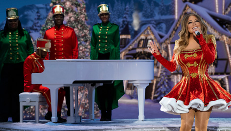 Hãy xem chương trình đặc biệt Giáng sinh của Mariah Carey để cảm nhận không khí đón Noel ấm áp đúng chất Mỹ.