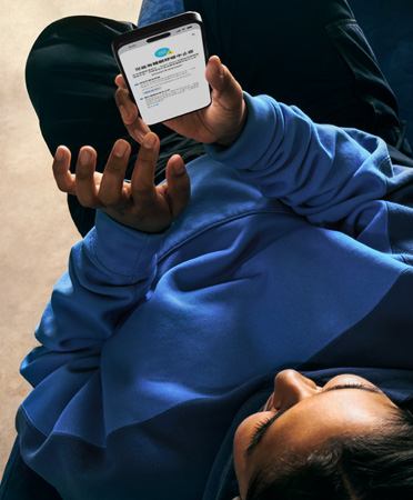 一個人在 iPhone 上查看提示，以詳細了解可能的睡眠呼吸中止症跡象