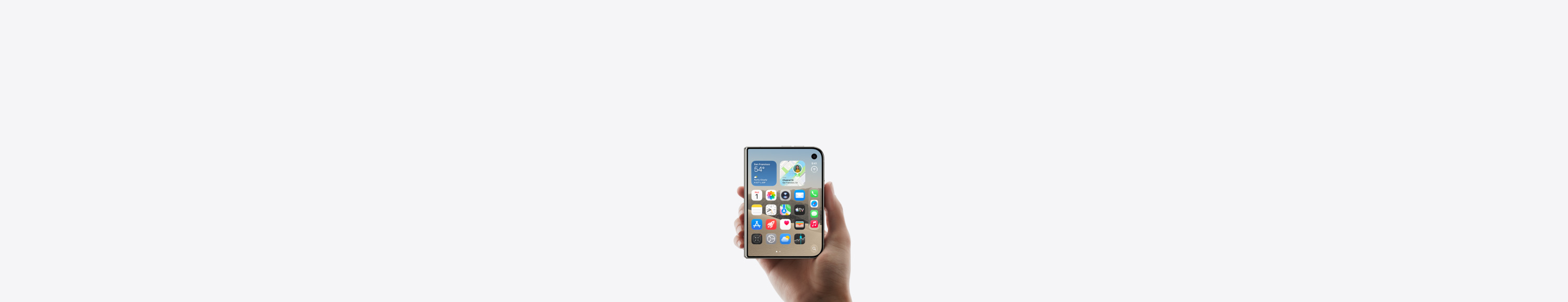 一隻手拿著闔起的星光白色 iPhone Duo，展示外螢幕，iOS 主畫面顯示各種 app 和小工具。