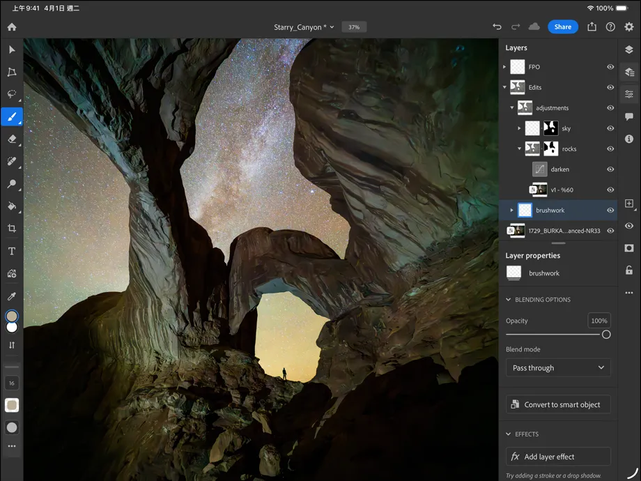 橫向放置的太空黑色 iPad Pro 機身正面，展示圓角設計與黑色顯示器邊框，顯示器展示正在編輯一張峽谷與夜晚星空的照片，右側可見到編輯圖層、工具與效果，包括筆刷、調整項目等