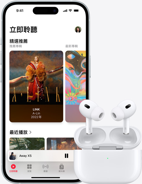 圖片展示 iPhone 15 正以 Apple Music 播放曲目，一旁是一對 AirPods。