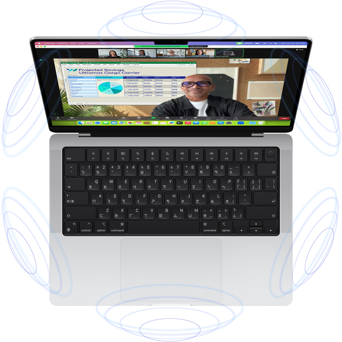MacBook Pro 上的 FaceTime 視訊通話，環繞著的藍色圓圈插圖表現出空間音訊的 3D 感。