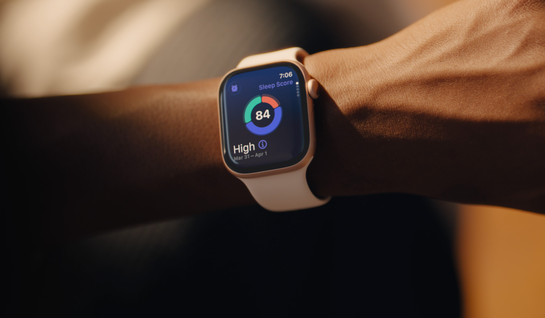 Людина переглядає оцінку якості свого сну на Apple Watch Series 11
