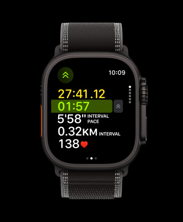 Apple Watch Ultra 3 у титановому корпусі чороного кольору, кнопка дії запускає наступний інтервал у додатку «Тренування»