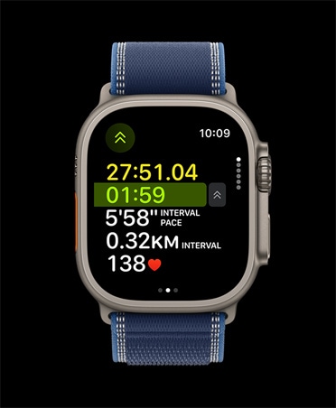 Apple Watch Ultra 3 у титановому корпусі натурального кольору, розширені показники тренування «Біг надворі», ремінець, браслет Trail синього/яскраво-блакитного кольору