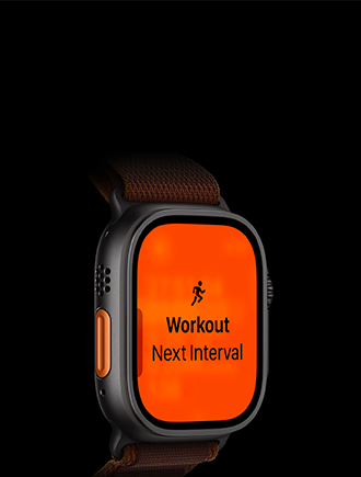 Apple Watch Ultra 4 у титановому корпусі чорного кольору, тренування з бігу, наступний інтервал, лівий бік корпусу, помаранчева кнопка дії, браслет Alpine