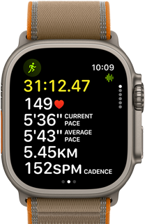 Apple Watch Ultra 4, титановий корпус натурального кольору, розширені показники тренування «Біг надворі», правий бік корпусу, коронка Digital Crown, рельєфна бічна кнопка, браслет Trail пісочного кольору
