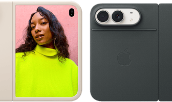 iPhone Duo, колір «біла зоря» у силіконовому чохлі пісочного кольору, горизонтальна орієнтація, повністю розкладений горизонтально, система двох камер Fusion у верхньому лівому куті, чохол покриває зовнішню задню панель і зовнішній край переднього дисплея, на правому боці на зовнішньому дисплеї зображено портрет людини. iPhone Duo, колір «біла зоря», повністю розкладений горизонтально; чохол кольору «морський синій» із підставкою, повністю розкладений горизонтально; на зовнішній задній панелі — система двох задніх камер Fusion із роздільною здатністю 48 Мп, два об’єктиви