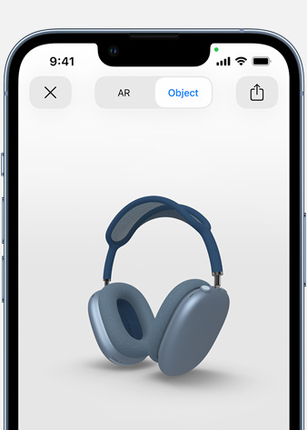 Attēlā redzamas debeszilas AirPods Max paplašinātās realitātes ekrānā uz iPhone