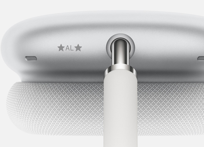圖像顯示 AirPods Max 耳罩上的名字縮寫鐫刻。
