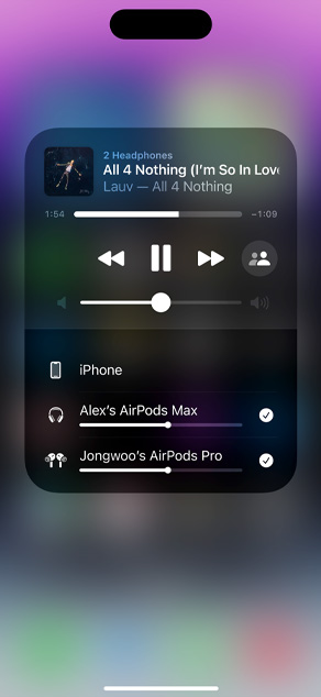 Η οθόνη iPhone εμφανίζει δύο σετ AirPods που ακούνε το «All for Nothing (I'm So in Love)» του Lauv.